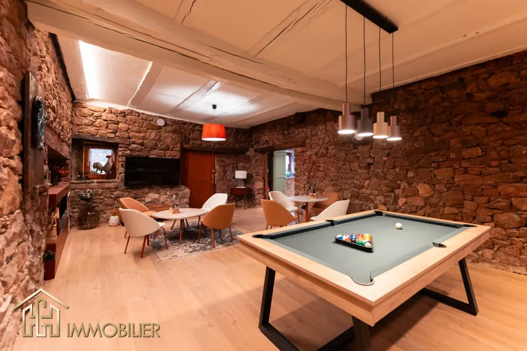 Salon avec billard à Gueberschwihr — photographie fournie par l’agence