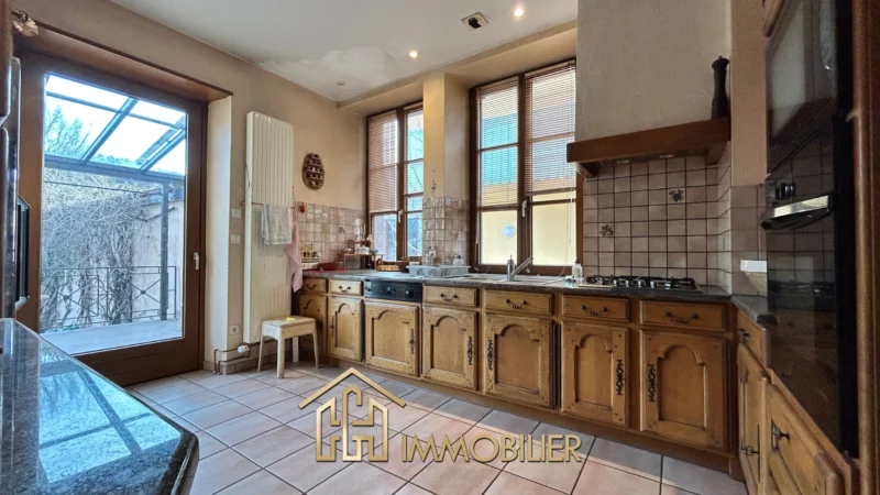 Quel charme et quel caractère se dégage de cette maison de maître et de ses dépendances !