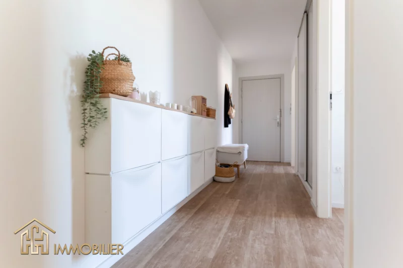 Superbe appartement 4 chambres avec terrasse, parking et cave